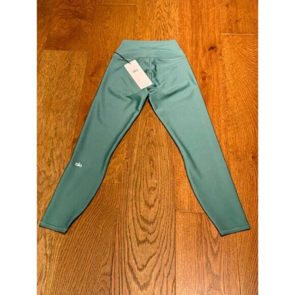 ALO Yoga 7/8-Length High-Waist Airlift Leggings Winter Ivy XS NWT - Picture 6 of 10